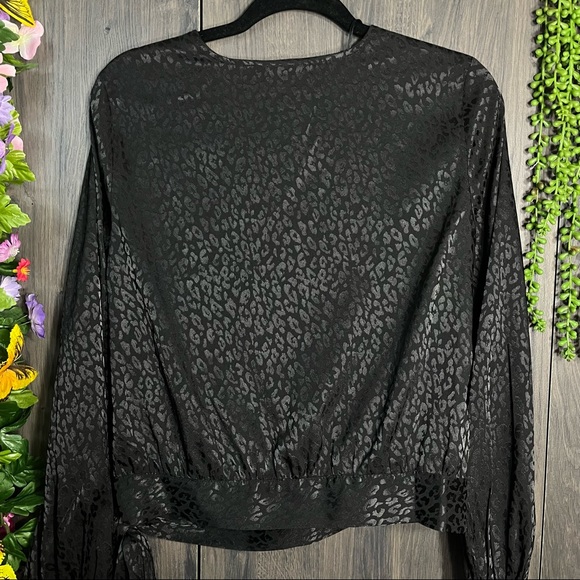 .:🌼3/$30🌼NWOT Jennifer Lopez Leopard Printed Silky Wrap Blouse Size Small - Picture 10 of 16